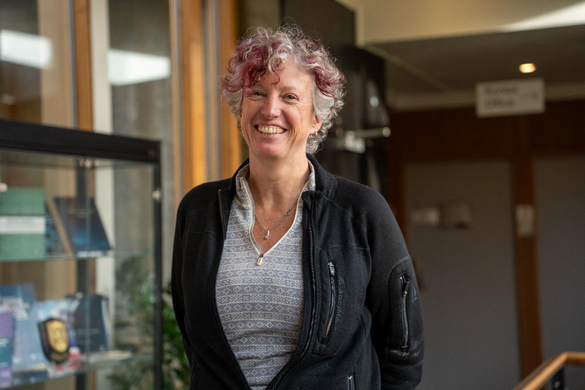 &ndash; Det er en utrolig viktig politisk melding til oss alle om at demokratiet kan brytes ned og bli til et autorit&aelig;rt styre. Det er vi, hver og en av oss, som m&aring; kjempe for det, sier Gunhild Hoogensen Gj&oslash;rv, professor i sikkerhetsstudier og geopolitikk ved UiT. 